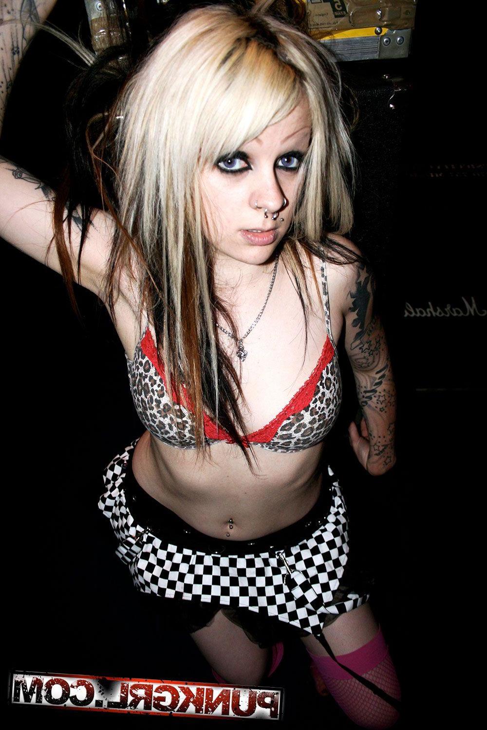 20P Pictures of groupie girl Roodle getting her rock on