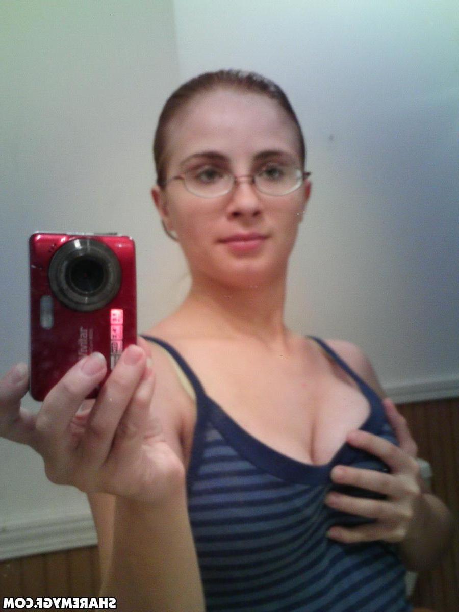 12P Busty nerdy girlfriend takes selfshot pictures for you