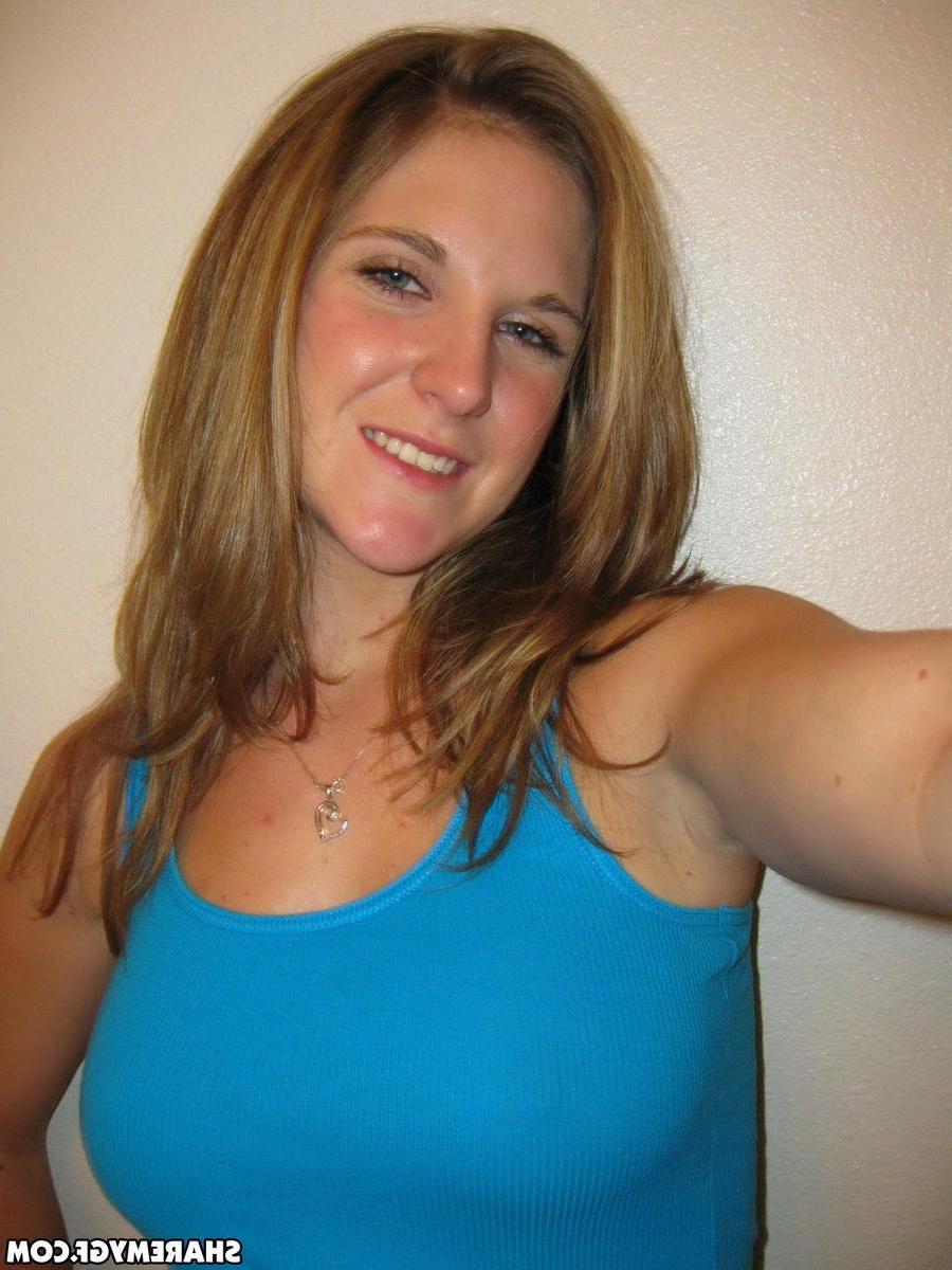 12P Busty blonde GF takes sexy selfshot pictures