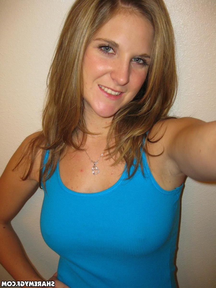 12P Busty blonde GF takes sexy selfshot pictures