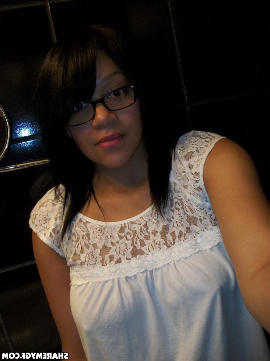 20P Busty amateur coed takes selfies of her curvy body