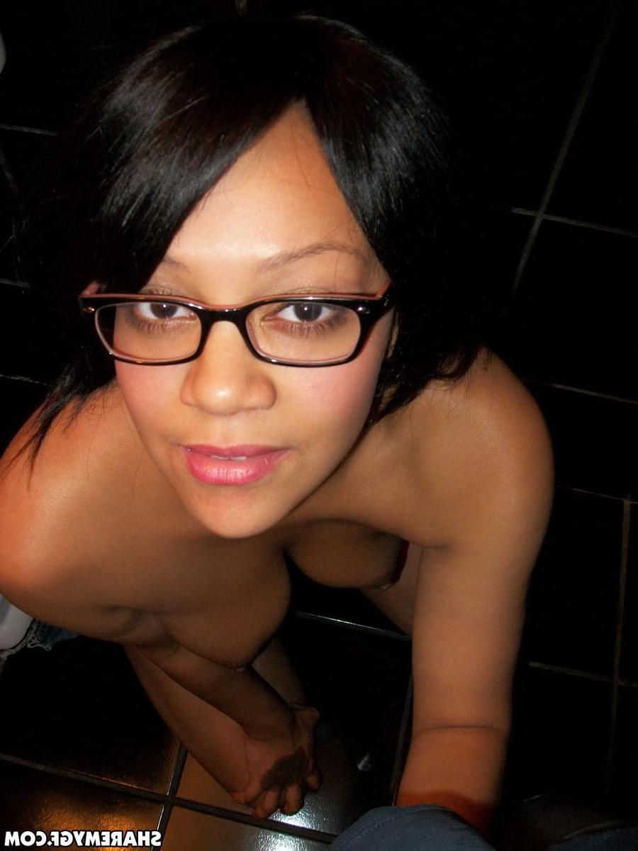 20P Busty amateur coed takes selfies of her curvy body