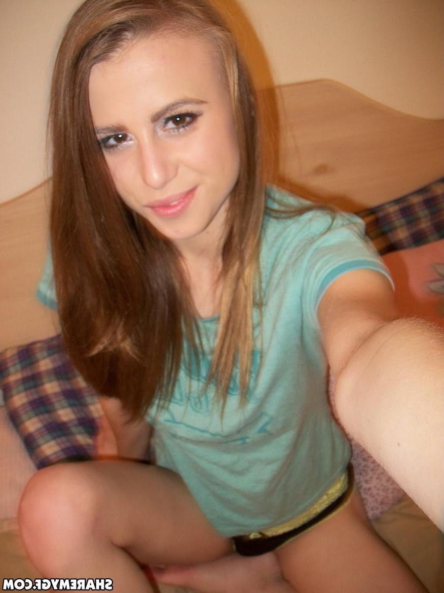 20P Busty amateur GF takes selfies of her round boobs and wet pussy