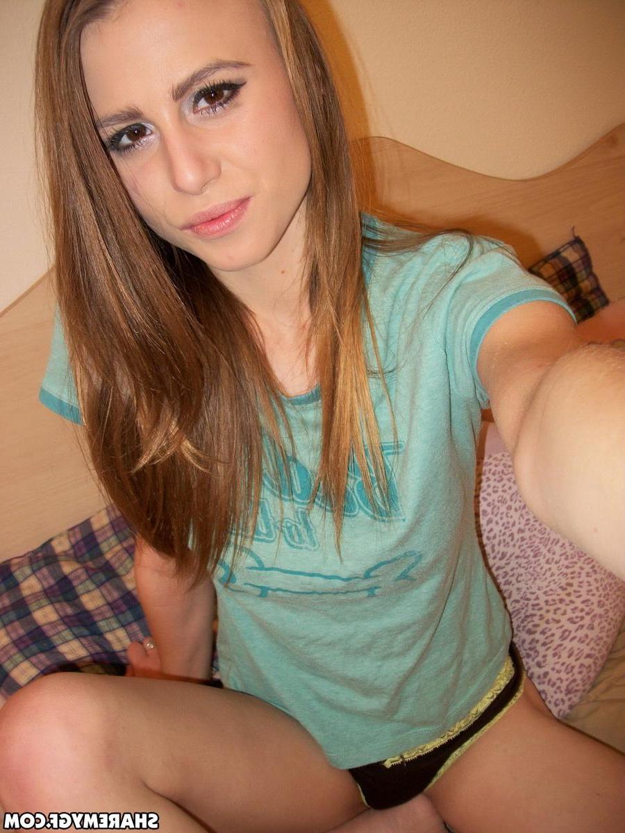 20P Busty amateur GF takes selfies of her round boobs and wet pussy