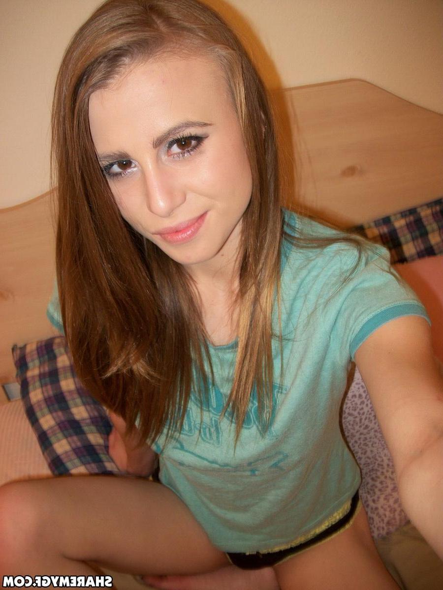 20P Busty amateur GF takes selfies of her round boobs and wet pussy
