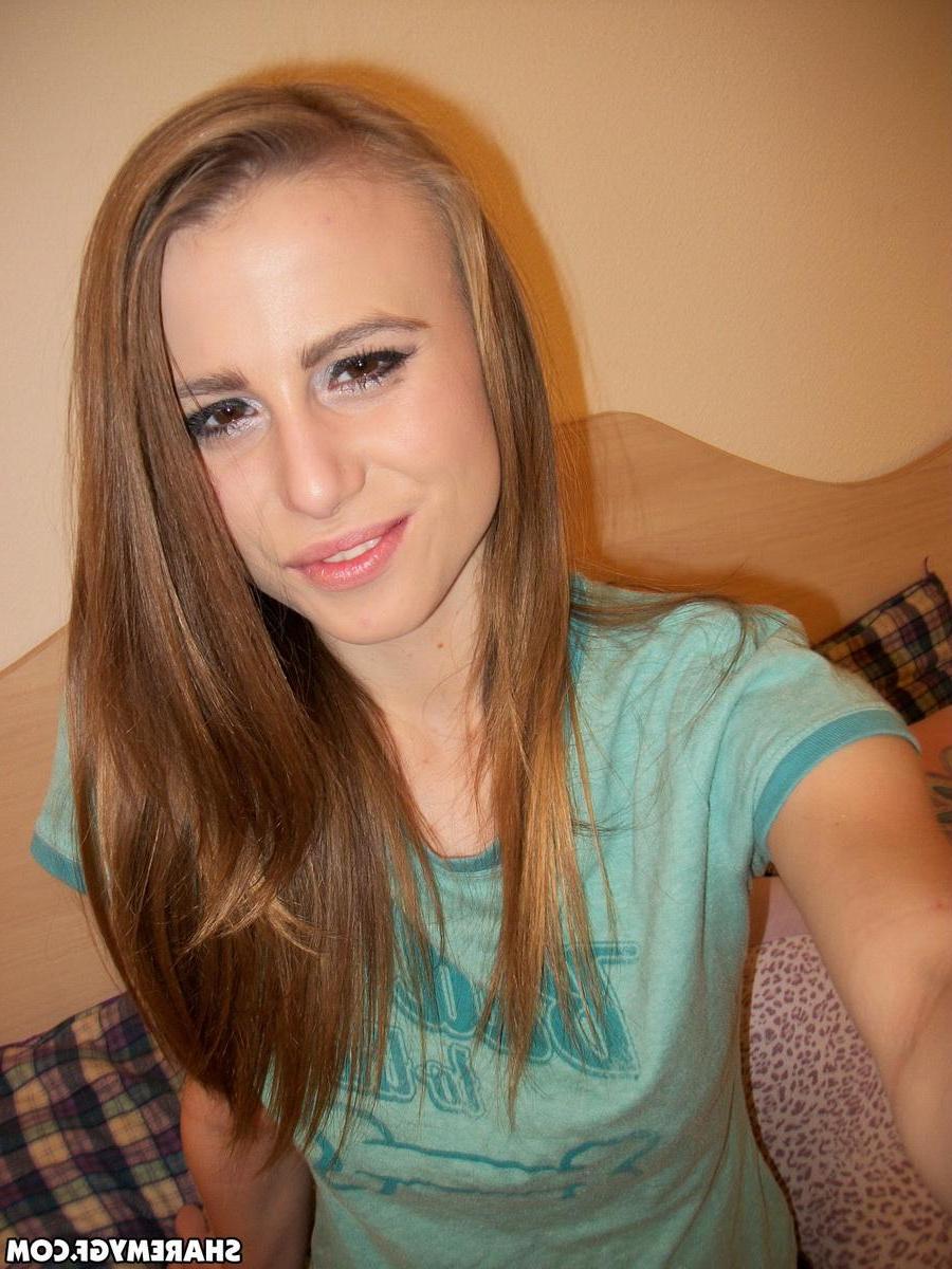 20P Busty amateur GF takes selfies of her round boobs and wet pussy
