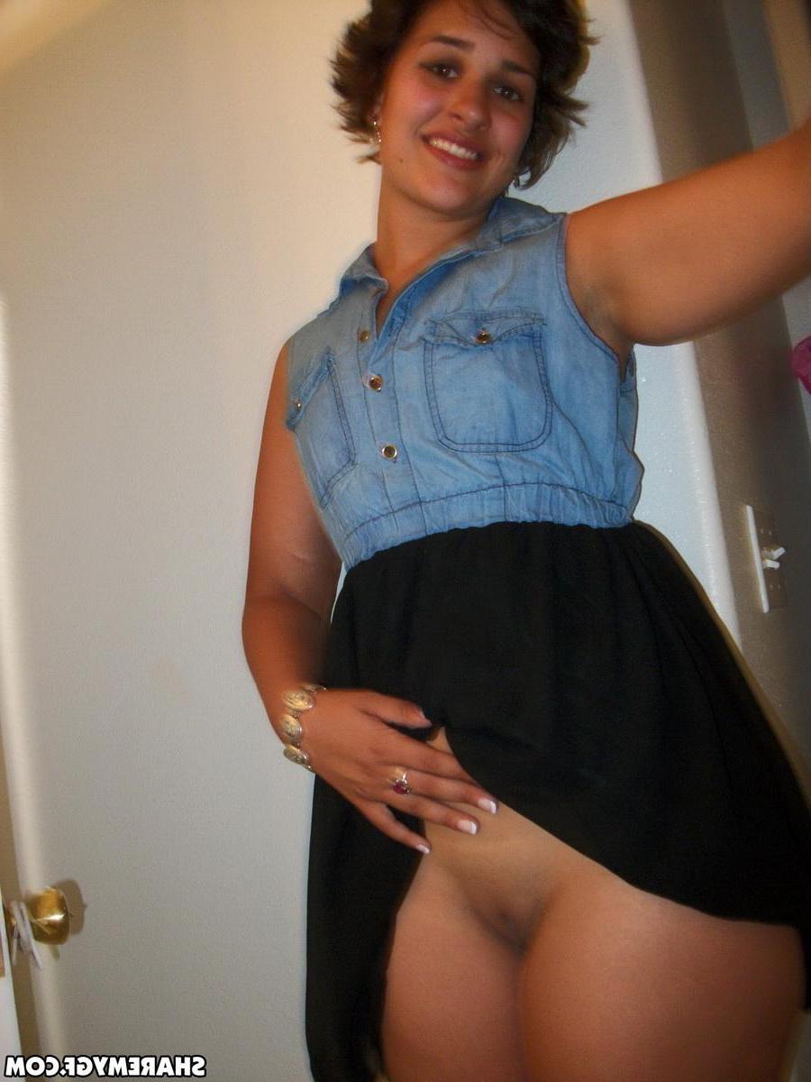 20P Short haired brunette GF flashes her ass and pussy and takes selfies