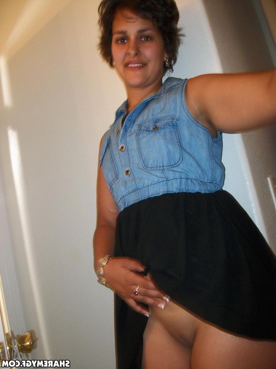20P Short haired brunette GF flashes her ass and pussy and takes selfies