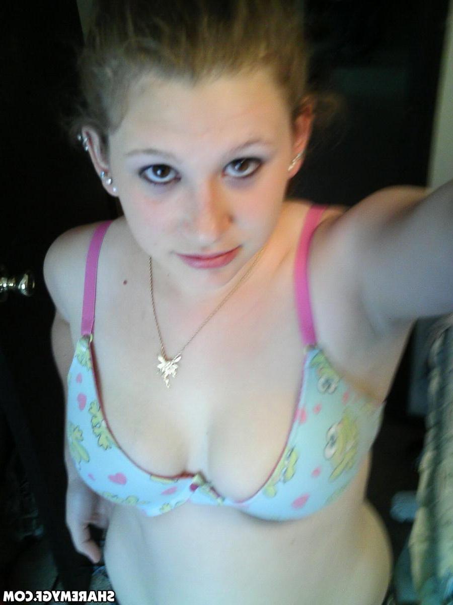 20P Busty brunette girlfriend takes sexy pics of herself