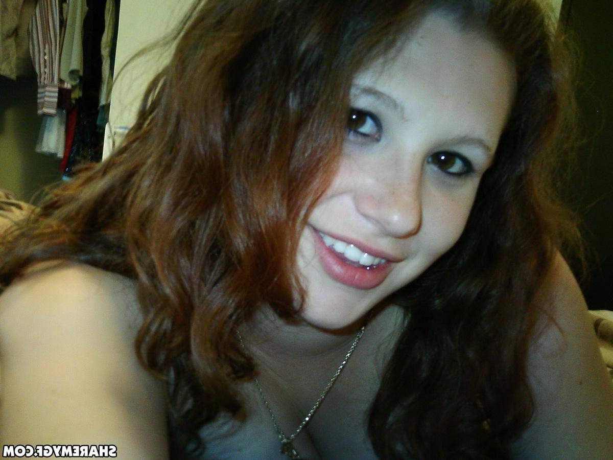20P Busty brunette girlfriend takes sexy pics of herself