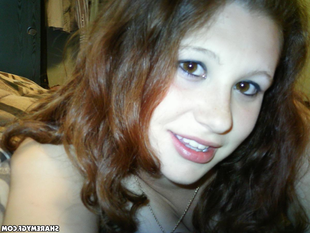 20P Busty brunette girlfriend takes sexy pics of herself