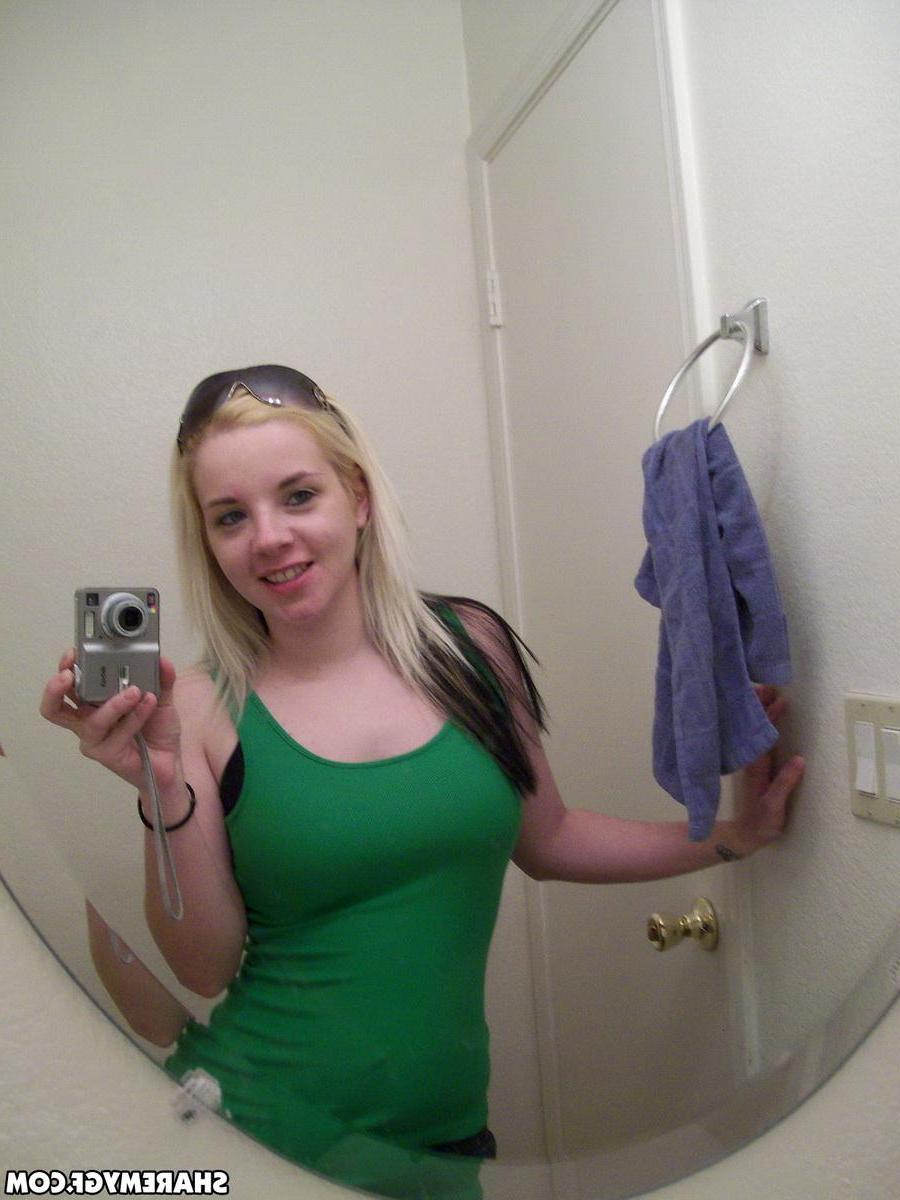 20P Sexy amateur blonde teen takes pics of herself getting naughty