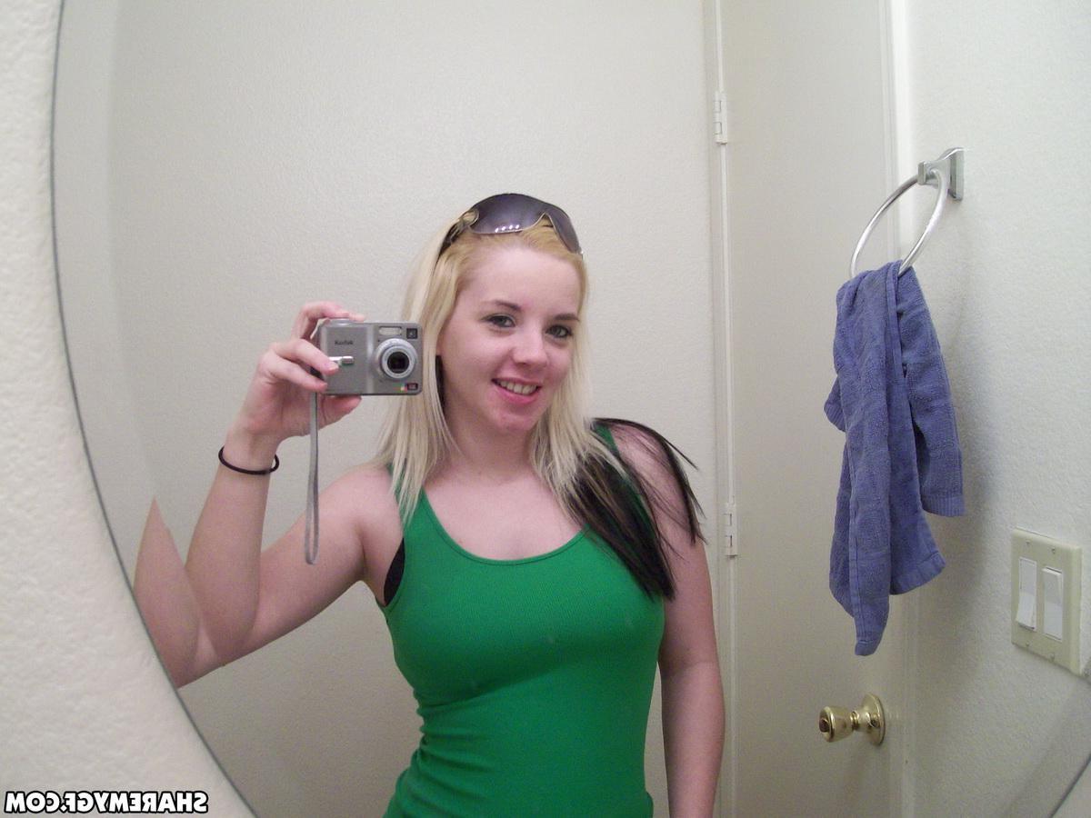 20P Sexy amateur blonde teen takes pics of herself getting naughty