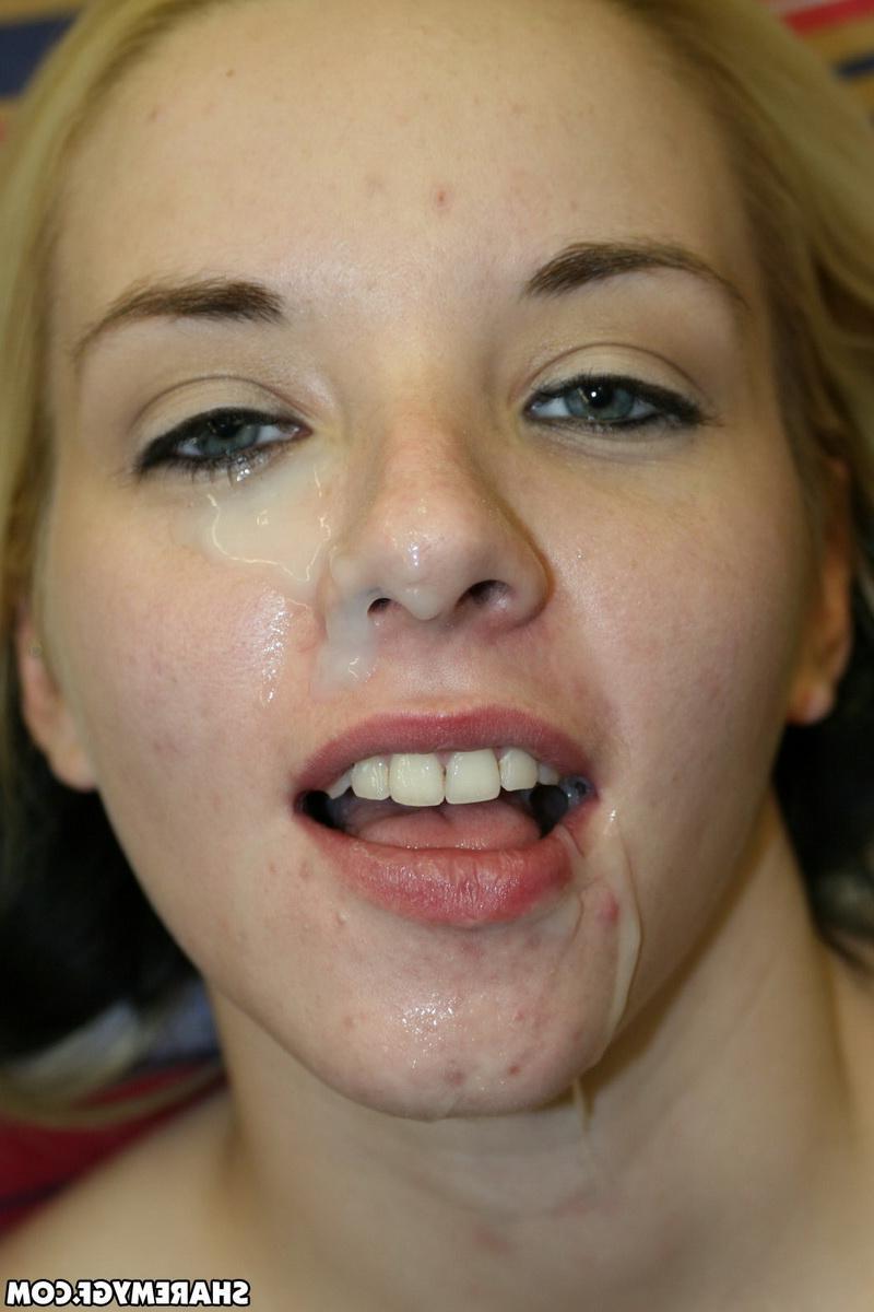 20P Sexy amateur blonde teen takes pics of herself getting naughty