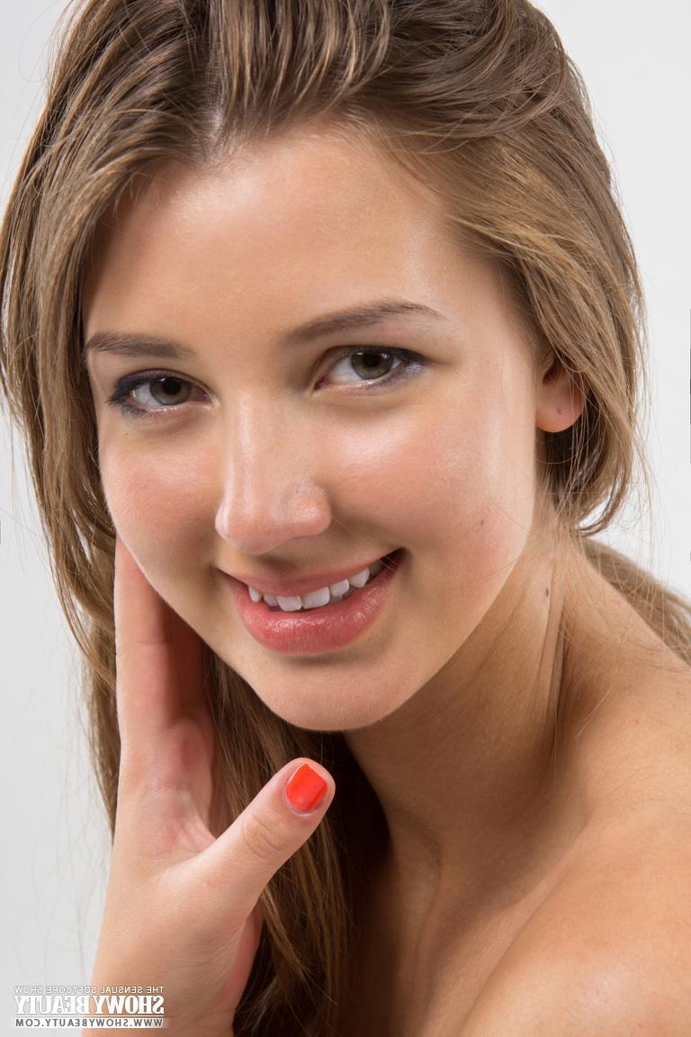 20P Hot teen Tutty gets completely naked for you in the studio