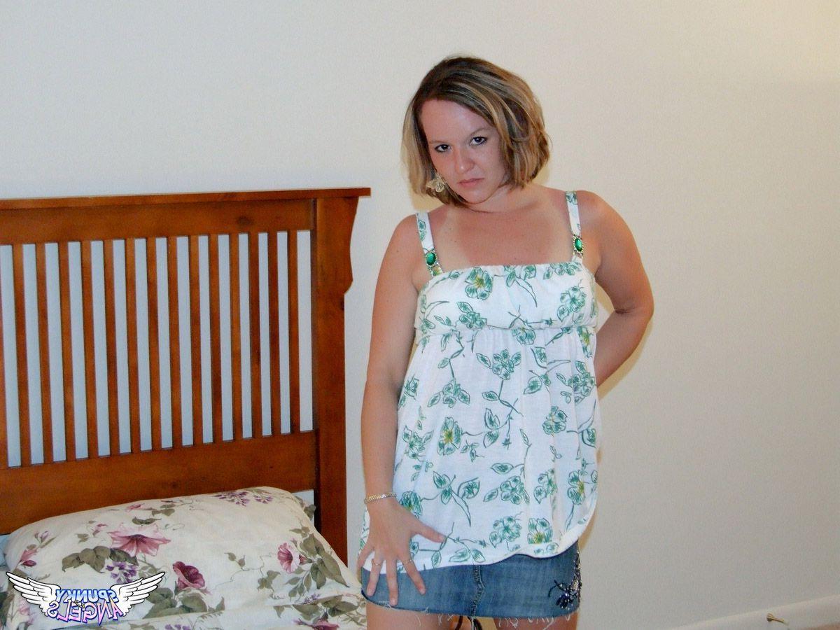 20P Pictures of a teen amateur Tessa toying her pussy