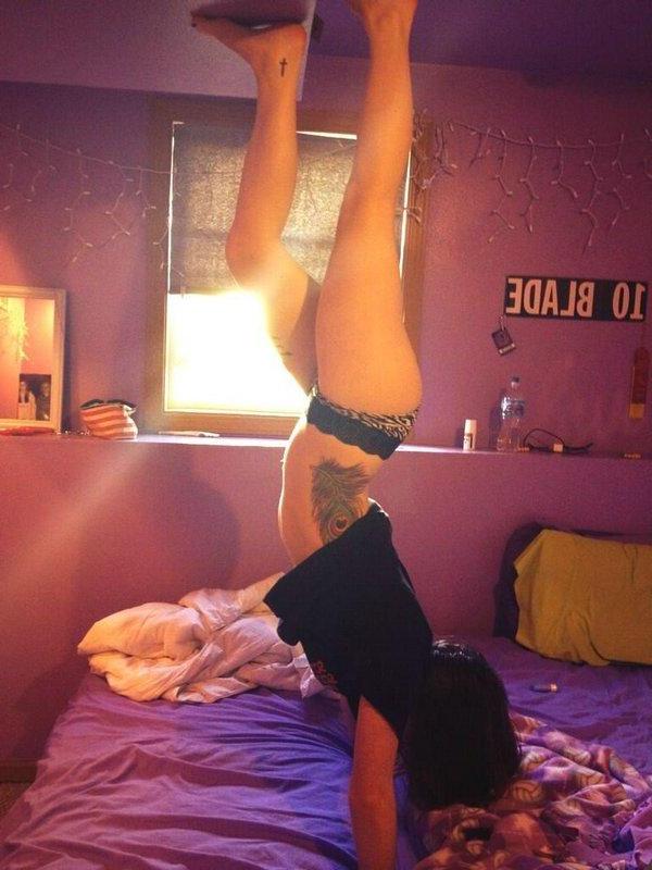 15P Stunning amateur teens take sexy pics of their hot bodies