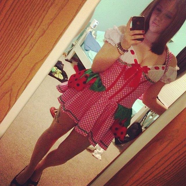 15P Stunning amateur teens take sexy pics of their hot bodies