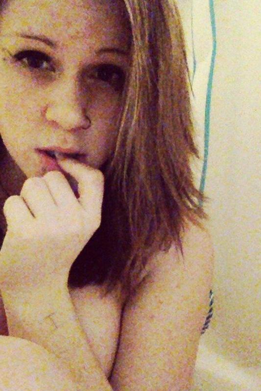 15P Stunning amateur teens take sexy pics of their hot bodies