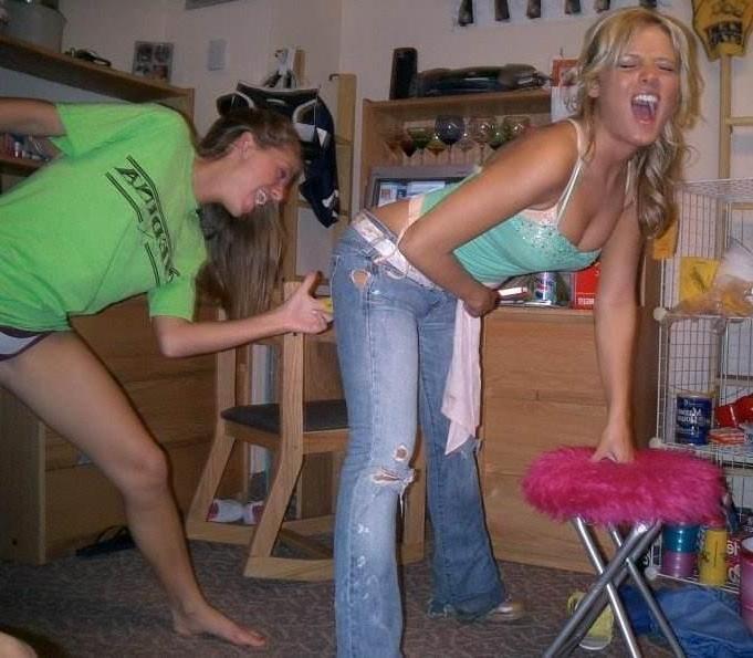 15P Pictures of super hot teen girls showing their hot bodies