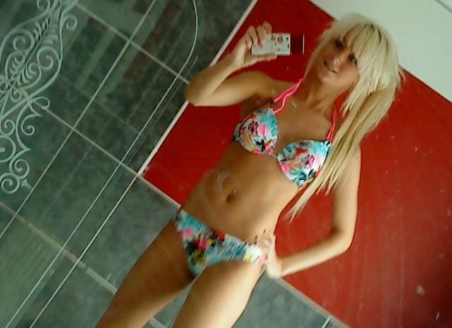 15P Pictures of stunning girlfriends showing their hotness on cam