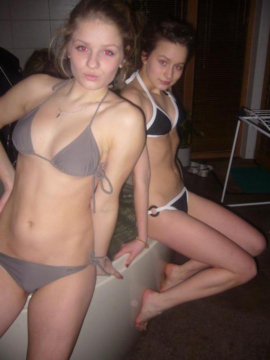 15P Photos d'adolescentes coquines se déchaînant devant la caméra