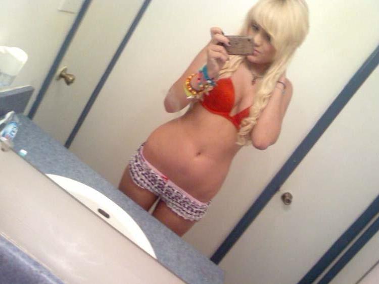 15P Pictures of hot teen girlfriends taking pics of their bodies