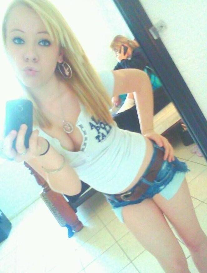 15P Pictures of naughty amateur teens taking sexy pics of themselves