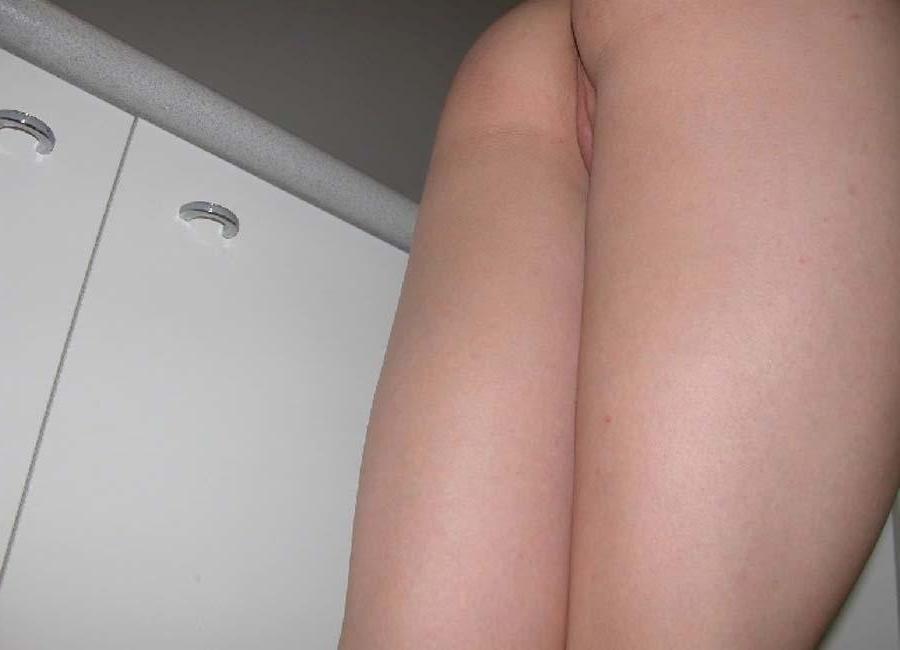 15P Picture compilation of an amateur naked GF showing her shaven cunt
