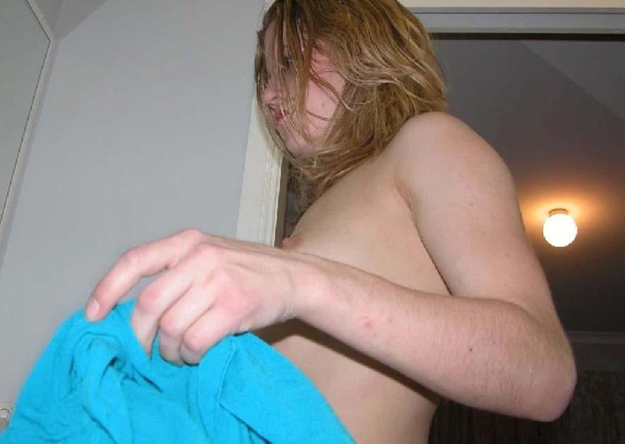 15P Picture compilation of an amateur naked GF showing her shaven cunt