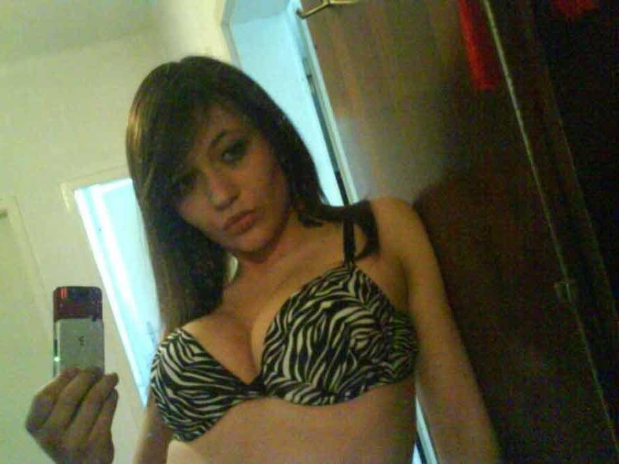 15P Picture compilation of an amateur sexy selfshooting chick in her lingerie