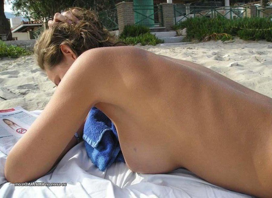 15P Pictures of an amateur gf getting naked on a beach