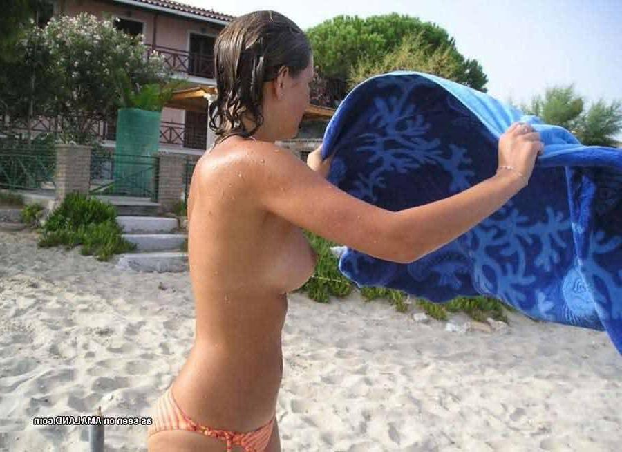 15P Pictures of an amateur gf getting naked on a beach