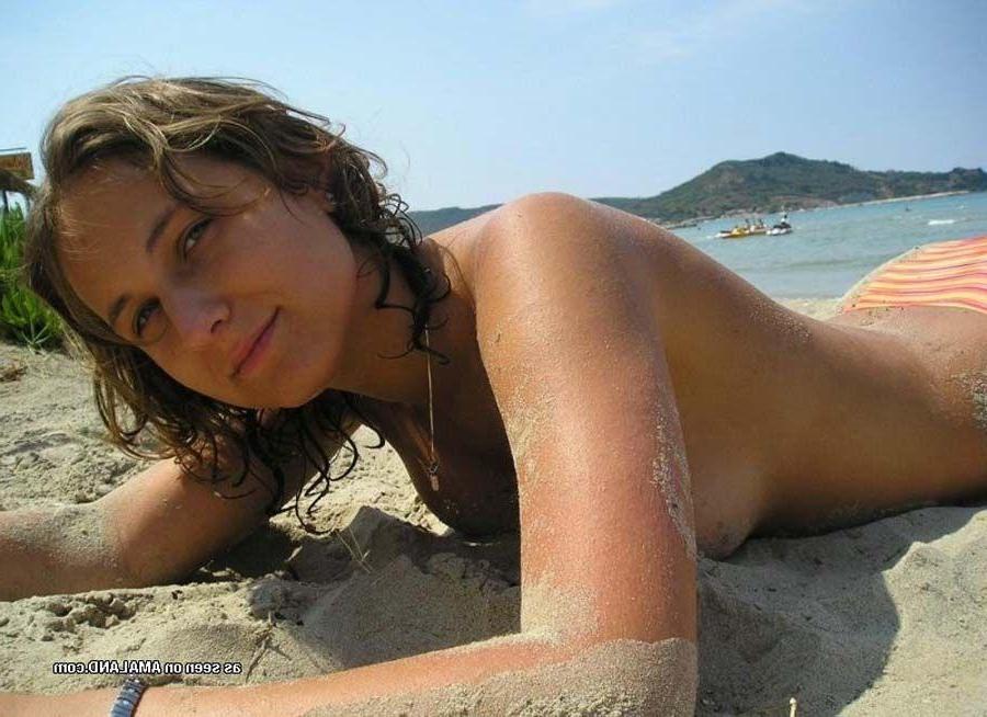 15P Pictures of an amateur gf getting naked on a beach