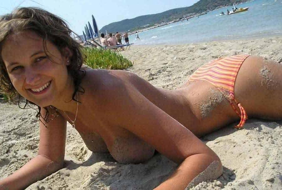 15P Pictures of an amateur gf getting naked on a beach