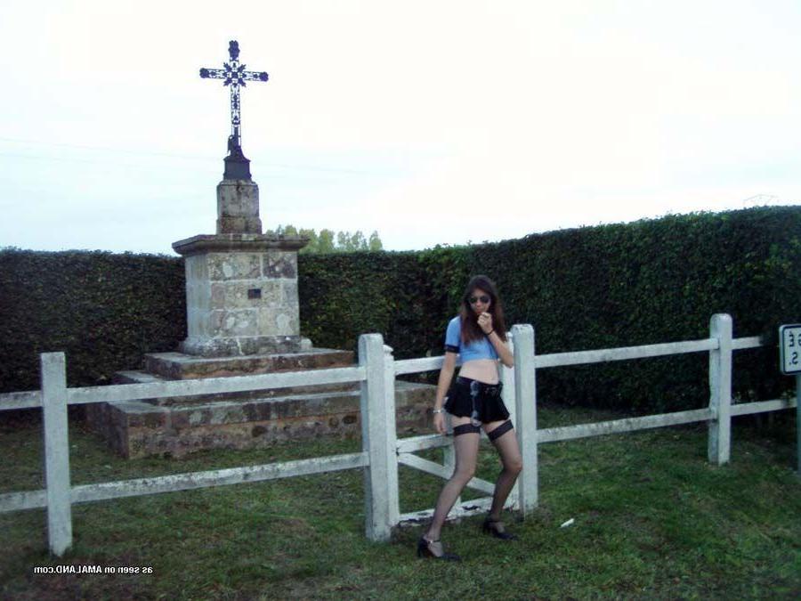 15P Pictures of a girlfriend dressed up like a sexy cop