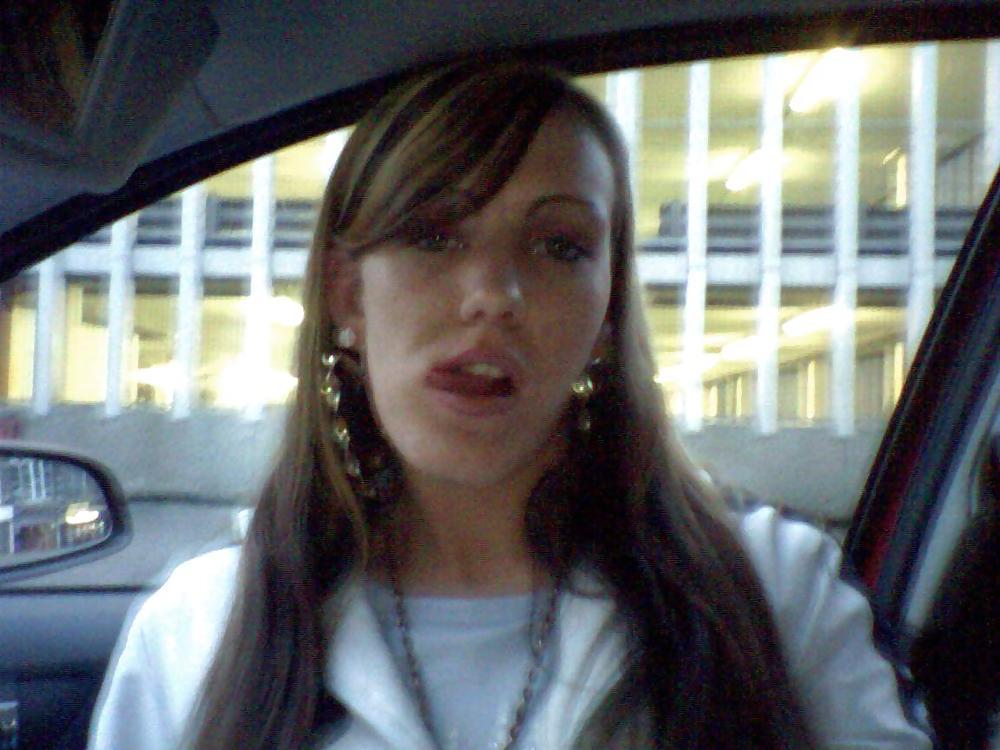 18P Sie machts sichs im Auto