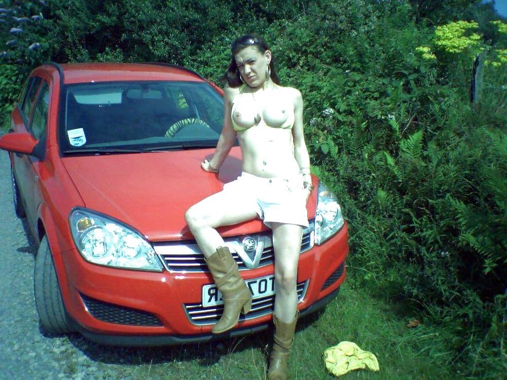 18P Sie machts sichs im Auto
