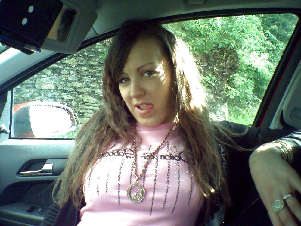 18P Sie machts sichs im Auto