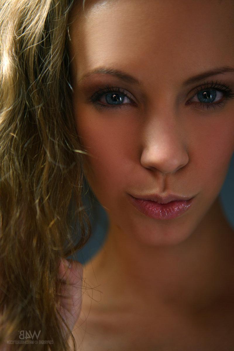 16P Hot teen girl Natasha uses the spotlight to highlight her beauty in "Crown princess"