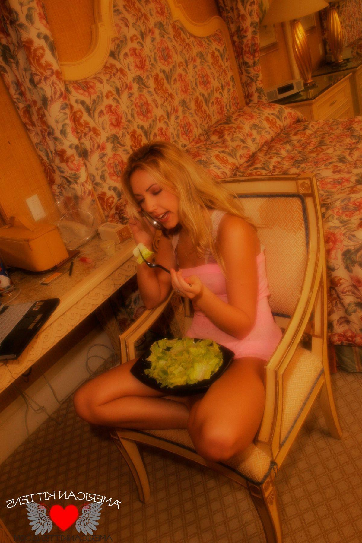 17P Pictures of Peachez cutting carbs so she can stay hot for you