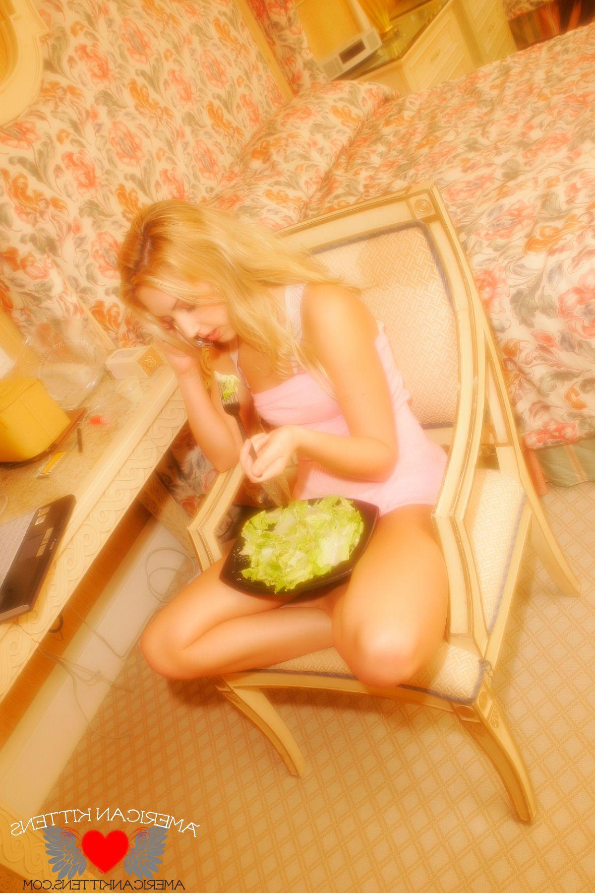 17P Pictures of Peachez cutting carbs so she can stay hot for you