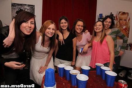 12P Heiße Amateur-Teenager-Studenten im Studentenwohnheim bekommen es bei einem Dreier