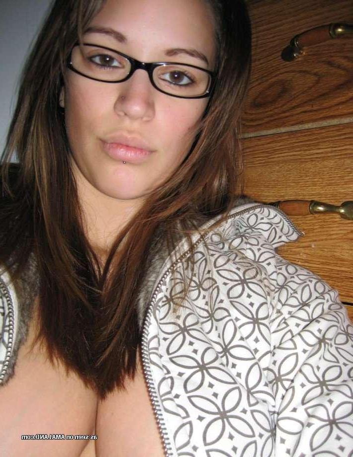 16P Nice collection of a sexy busty babe's selfpics