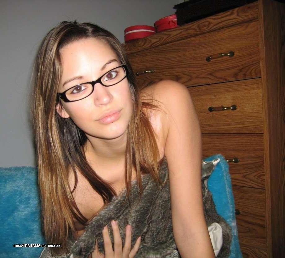 16P Nice collection of a sexy busty babe's selfpics