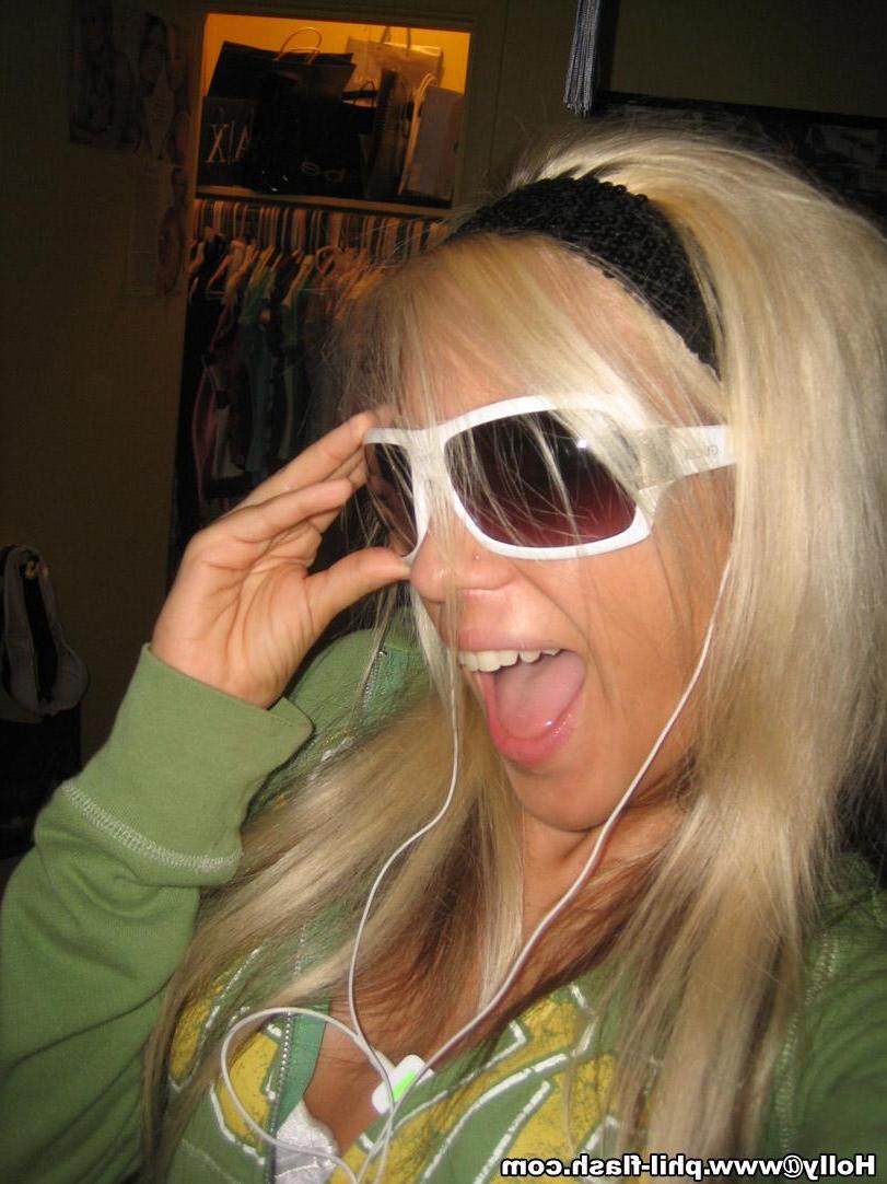 12P 19 year old Holly posts amateur pictures