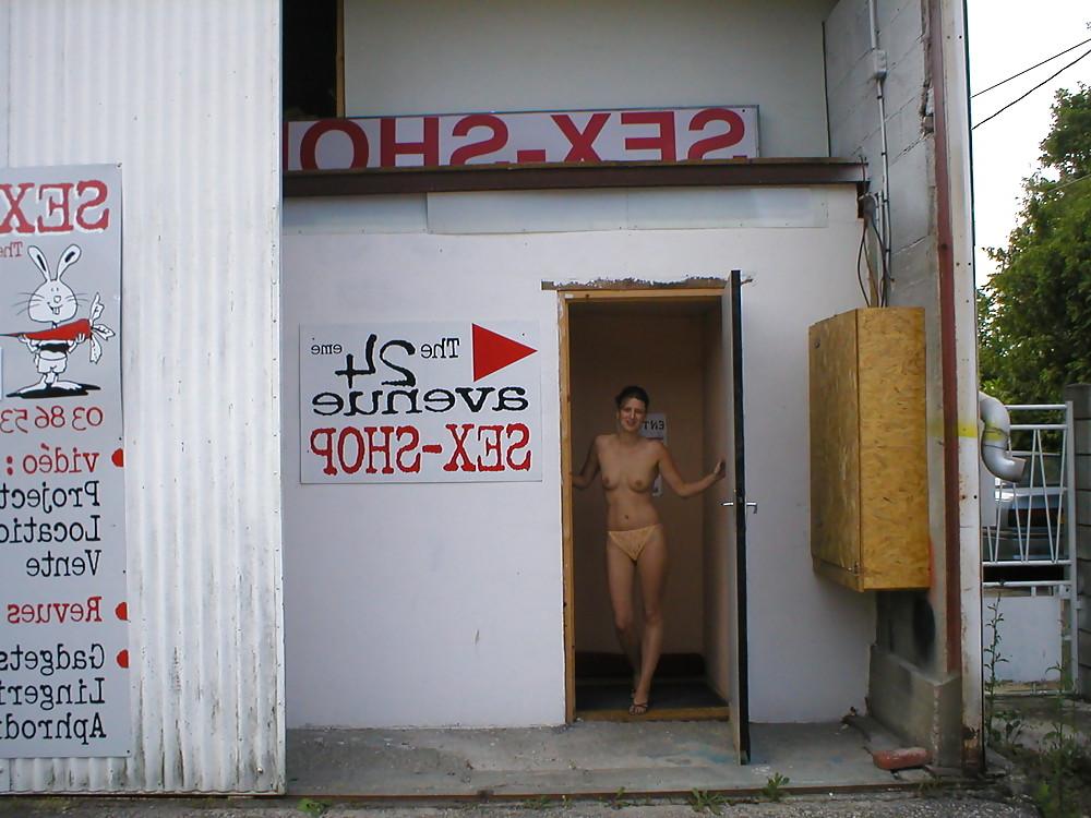 25P Sex Shop Wife From SmutDates