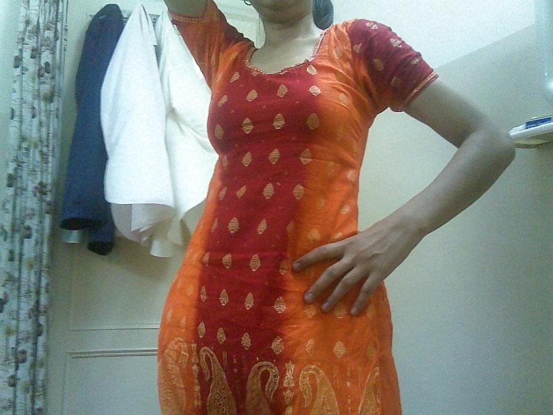 19P Pakistani Girl In Salwar Qameez ( Desi ) 