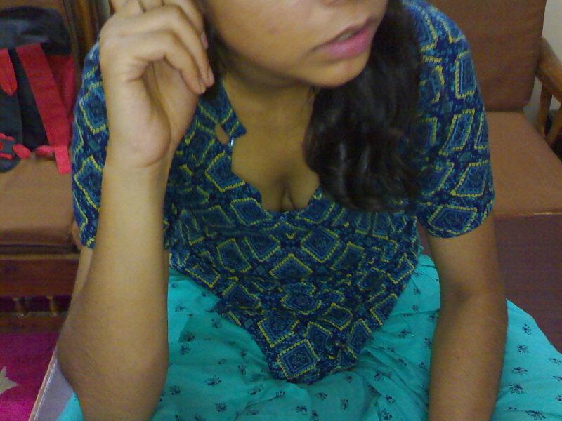 19P Pakistani Girl In Salwar Qameez ( Desi ) 