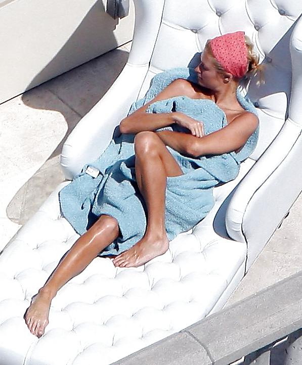 25P Paris Hilton Foot Pics